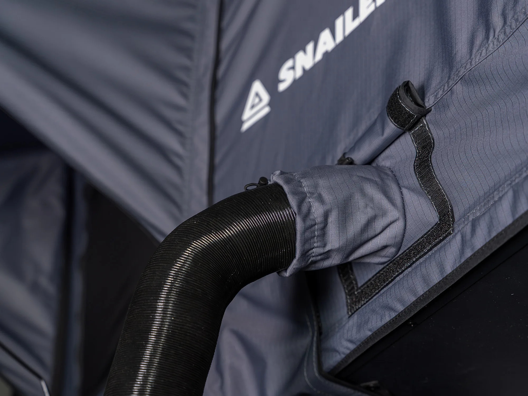 SNAILER® Abis - trdo-lupinski strešni šotor z odpiranjem na stran