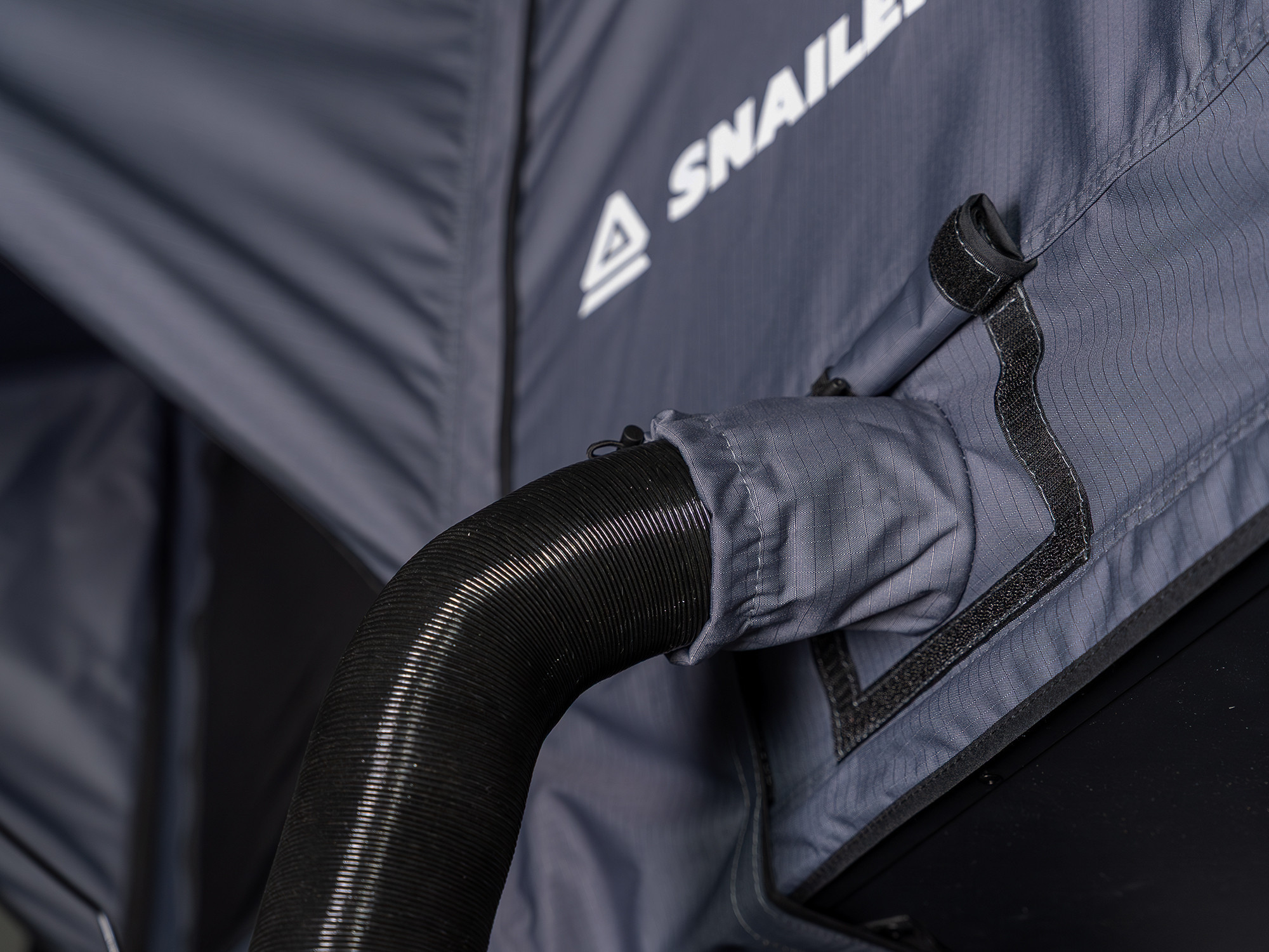 SNAILER® Abis - trdo-lupinski strešni šotor z odpiranjem na stran