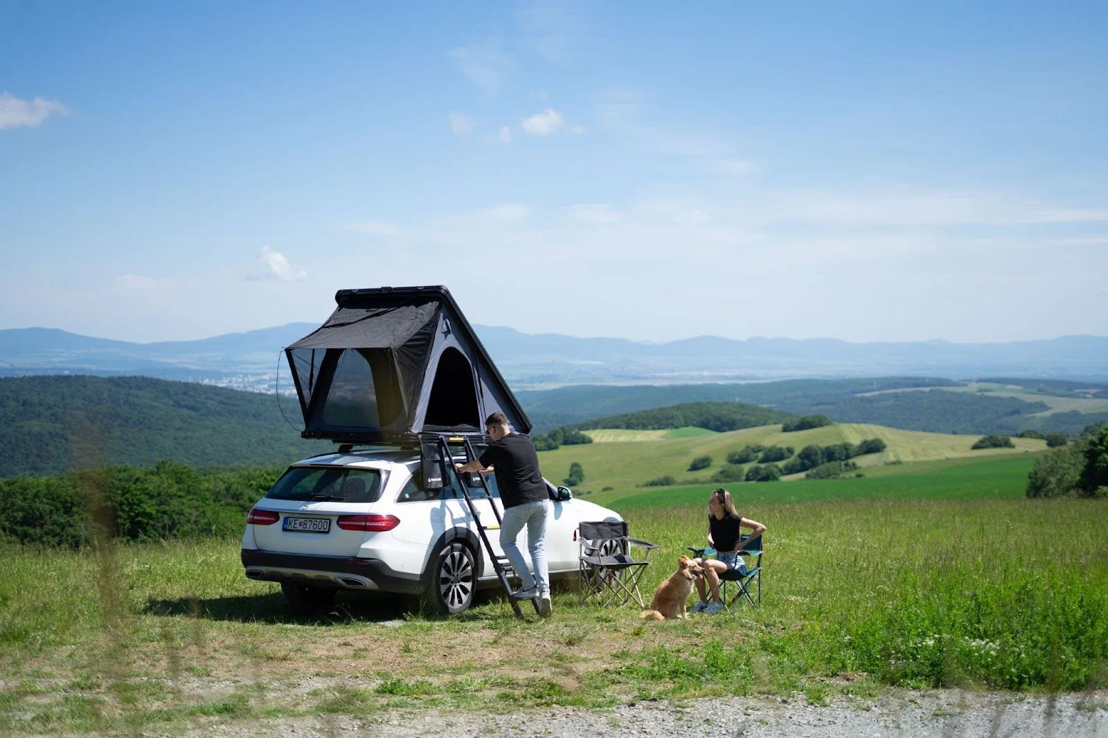 Strešni šotor SNAILER Alduo na vozilu Mercedes E-class All-terrain v naravi vzhodne Slovaške